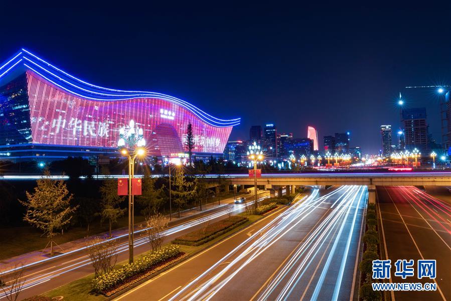 9月29日拍摄的成都市环球中心灯光秀。 据成都市城市管理委员会消息，9月29日至10月10日每晚7点半开始，成都市天府广场、锦江公园、金融城双塔、环球中心等城市地标建筑上演国庆、中秋主题灯光秀和投影秀。 新华社发（张可凡 摄）