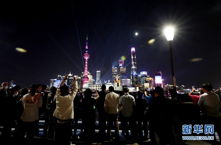 9月30日，游客在上海外滩欣赏灯光秀。 近日，上海天气凉爽宜人，不少市民和游客在夜间出游，领略城市美丽的夜色。 新华社记者 方喆 摄