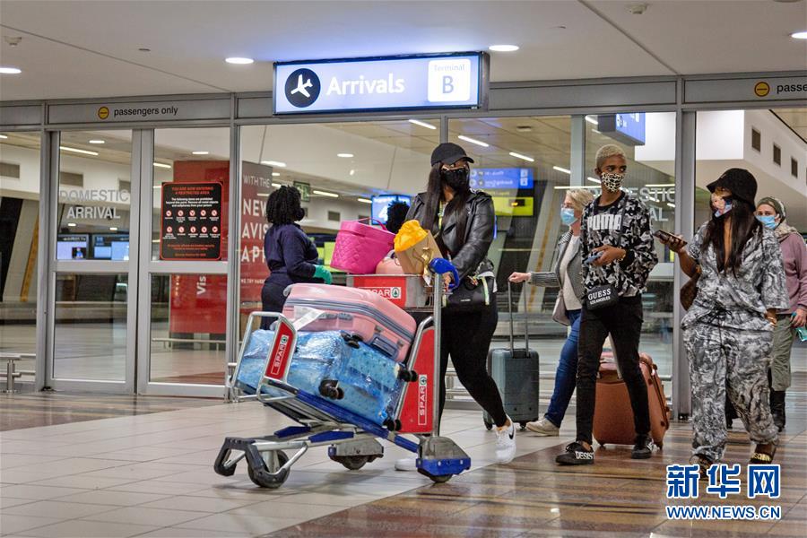 10月1日，在南非约翰内斯堡坦博国际机场，戴口罩的旅客从到达大厅走过。新华社发（耶希尔摄）