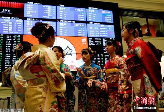 资料图:当地时间2019年1月4日,东京证券交易所2019年的首个交易日开市仪式举行,身穿华丽和服的美女职员格外吸睛。 点击进入下一页