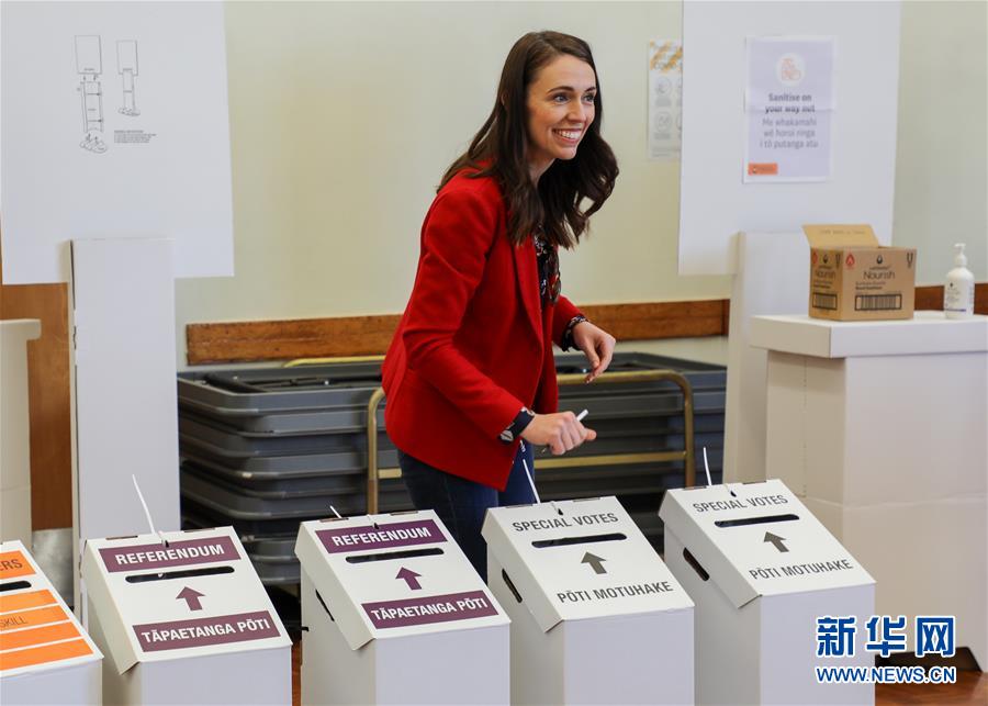 10月3日，在新西兰最大城市奥克兰，现任总理杰辛达·阿德恩作为工党领袖在一处投票点进行投票。 新西兰2020年大选提前投票当地时间3日开始。受新冠疫情影响，原定于9月19日举行的新西兰2020年大选推迟至10月17日举行。 新华社发