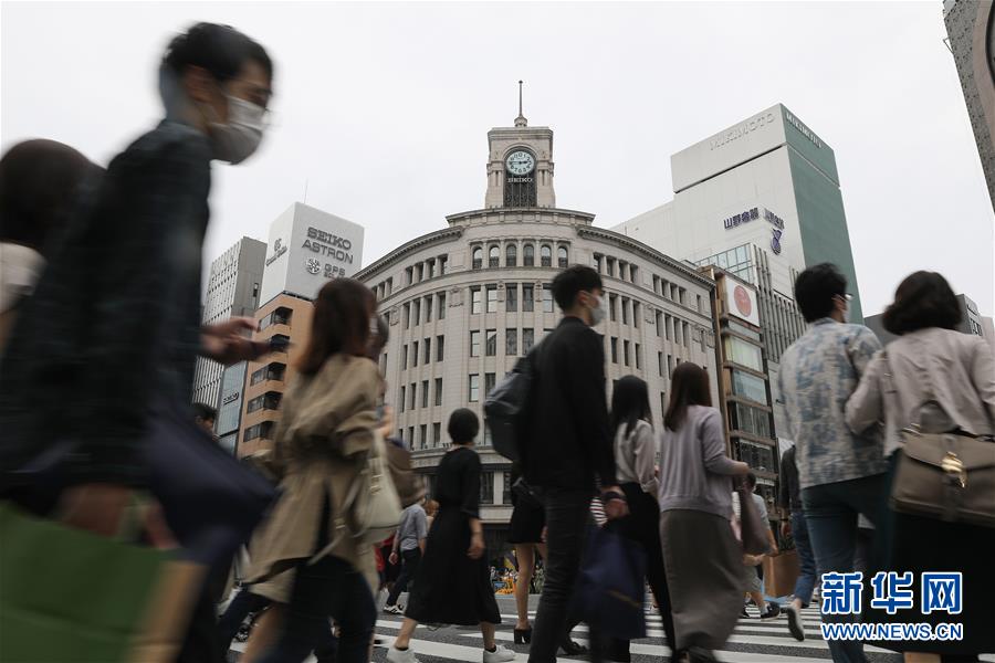 10月4日，人们戴口罩在日本东京浅草游玩。 当日是日本各都道府县全部成为旅游支援项目“Go To Travel”对象后的首个周日，东京各旅游景点人流有所增加。日本政府为复苏受疫情影响的旅游业，于今年7月推出旅游支援项目“Go To Travel”，提供补贴促进人们出游。项目初期将新冠疫情较严重的东京都排除在外，后又于10月1日将东京都纳入项目对象之列。自此，居住在日本境内的旅行者在日本各地旅游时，均可享受到“Go To Travel”项目提供的旅游补贴。 新华社记者杜潇逸摄