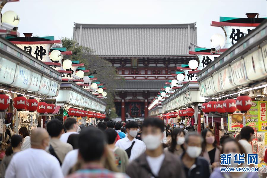 10月4日，人们戴口罩在日本东京银座游玩。 当日是日本各都道府县全部成为旅游支援项目“Go To Travel”对象后的首个周日，东京各旅游景点人流有所增加。日本政府为复苏受疫情影响的旅游业，于今年7月推出旅游支援项目“Go To Travel”，提供补贴促进人们出游。项目初期将新冠疫情较严重的东京都排除在外，后又于10月1日将东京都纳入项目对象之列。自此，居住在日本境内的旅行者在日本各地旅游时，均可享受到“Go To Travel”项目提供的旅游补贴。 新华社记者杜潇逸摄