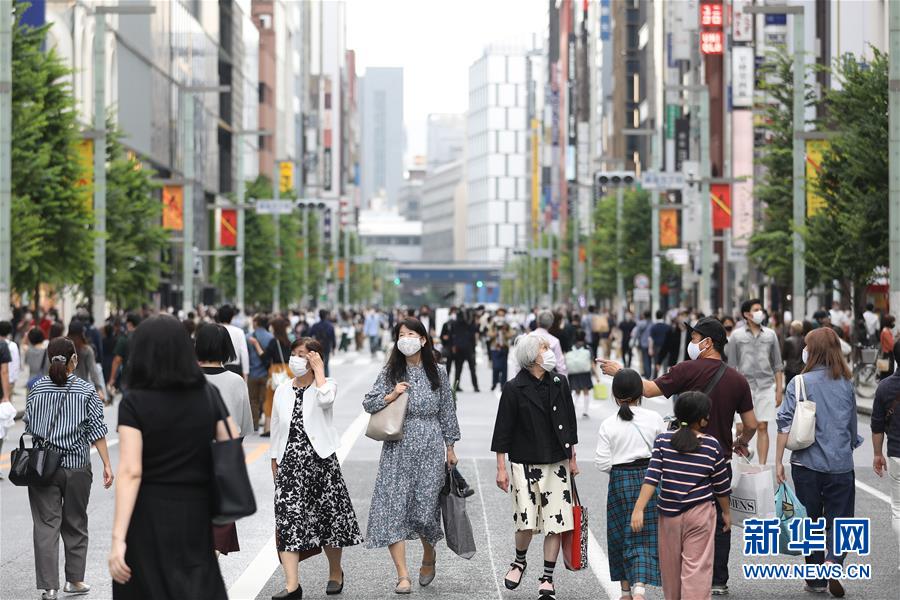 10月4日，人们戴口罩从日本东京车站前走过。 当日是日本各都道府县全部成为旅游支援项目“Go To Travel”对象后的首个周日，东京各旅游景点人流有所增加。日本政府为复苏受疫情影响的旅游业，于今年7月推出旅游支援项目“Go To Travel”，提供补贴促进人们出游。项目初期将新冠疫情较严重的东京都排除在外，后又于10月1日将东京都纳入项目对象之列。自此，居住在日本境内的旅行者在日本各地旅游时，均可享受到“Go To Travel”项目提供的旅游补贴。 新华社记者杜潇逸摄