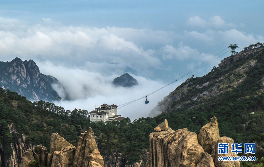 10月5日，安徽黄山风景区雨后出现大面积云海景观。