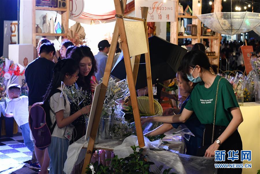人们在海口市N次方公园的集市上选购商品（10月6日摄）。新华社记者 杨冠宇 摄