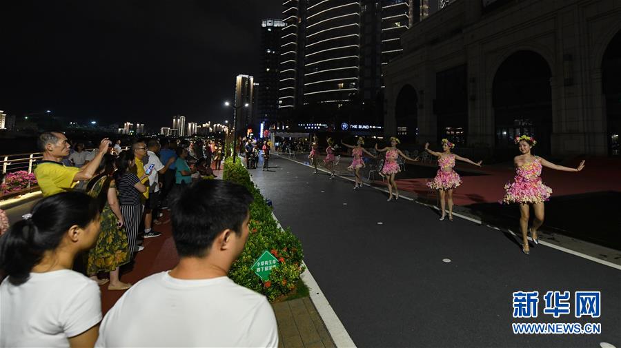 10月7日，人们在海口湾滨海步道上欣赏舞蹈表演。新华社记者 杨冠宇 摄