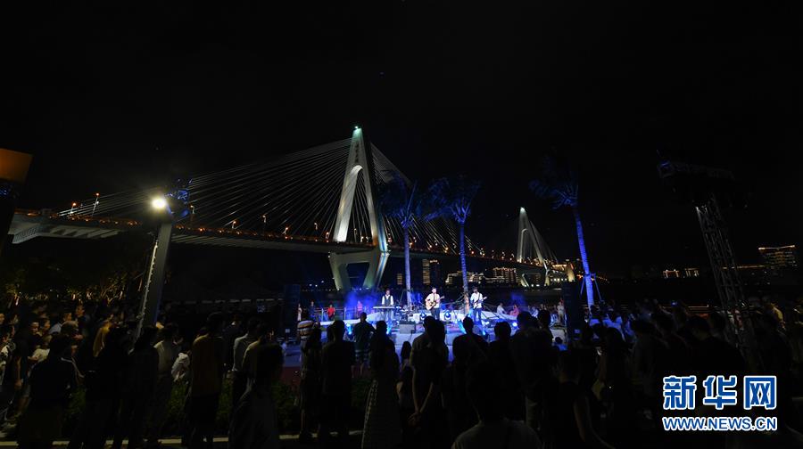 10月7日，人们在海口湾观看乐队演出。新华社记者 杨冠宇 摄