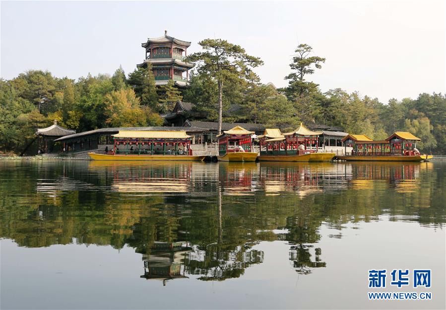 　这是10月8日拍摄的承德避暑山庄秋景。 寒露时节，河北承德避暑山庄展现出一幅幅色彩斑斓的美丽画卷，吸引游人前来观赏秋景。 新华社发（刘环宇 摄）