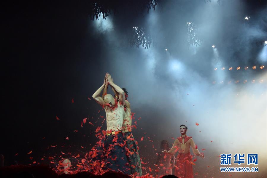 舞剧《十面埋伏》在天津大礼堂的演出现场（10月5日摄）。 10月5日和7日，著名舞蹈家杨丽萍携舞剧作品《十面埋伏》亮相天津大礼堂，连演三场，受到现场观众的热烈欢迎。 新华社记者 周润健 摄