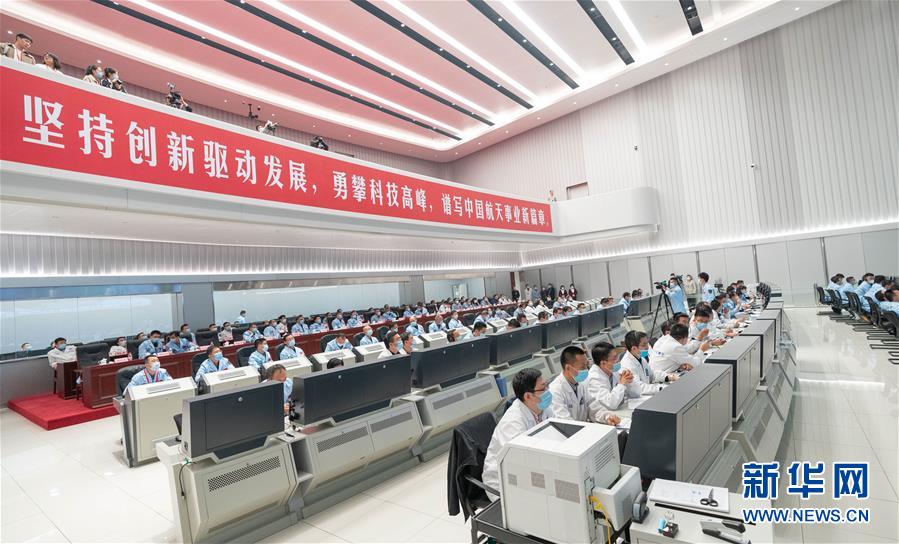 10月9日，在北京航天飞行控制中心，航天科技人员在现场工作。 2020年10月9日23时，在我国首次火星探测任务飞行控制团队控制下，“天问一号”探测器主发动机工作480余秒，顺利完成深空机动。 新华社记者 才扬 摄