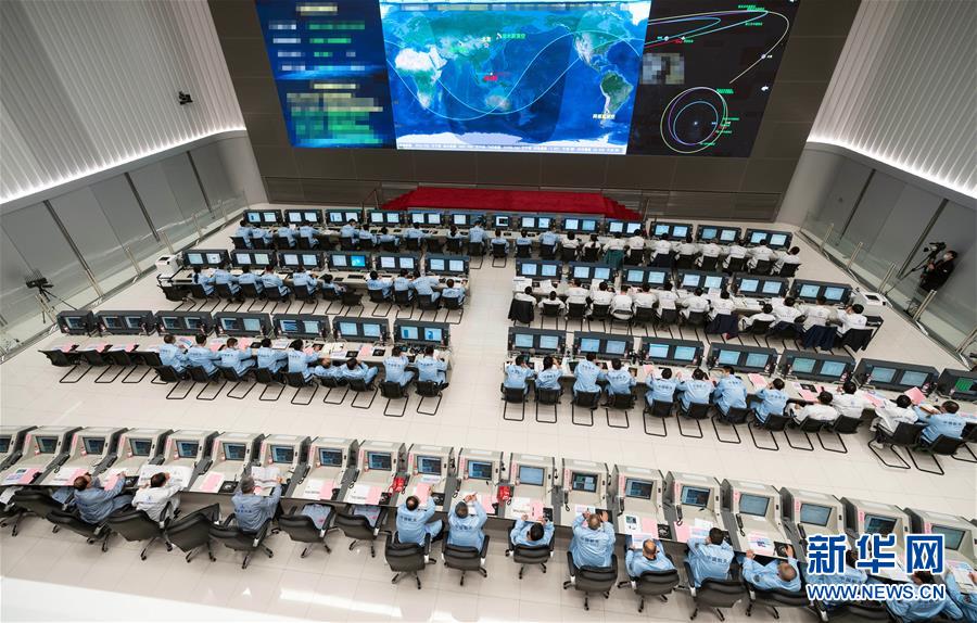 10月9日，在北京航天飞行控制中心，航天科技人员在现场工作。 2020年10月9日23时，在我国首次火星探测任务飞行控制团队控制下，“天问一号”探测器主发动机工作480余秒，顺利完成深空机动。 新华社记者 才扬 摄