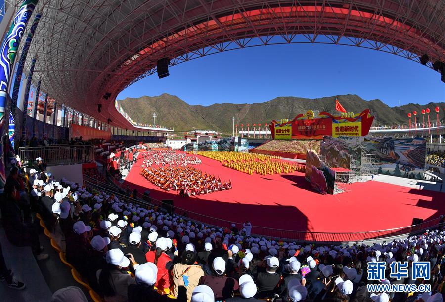这是10月9日拍摄的西藏昌都解放70周年庆祝大会现场。 当日，西藏昌都解放70周年庆祝大会在昌都市举行。 新华社记者 晋美多吉 摄