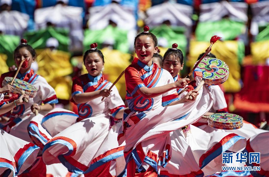 这是10月9日拍摄的西藏昌都解放70周年庆祝大会现场。 当日，西藏昌都解放70周年庆祝大会在昌都市举行。 新华社记者 普布扎西 摄