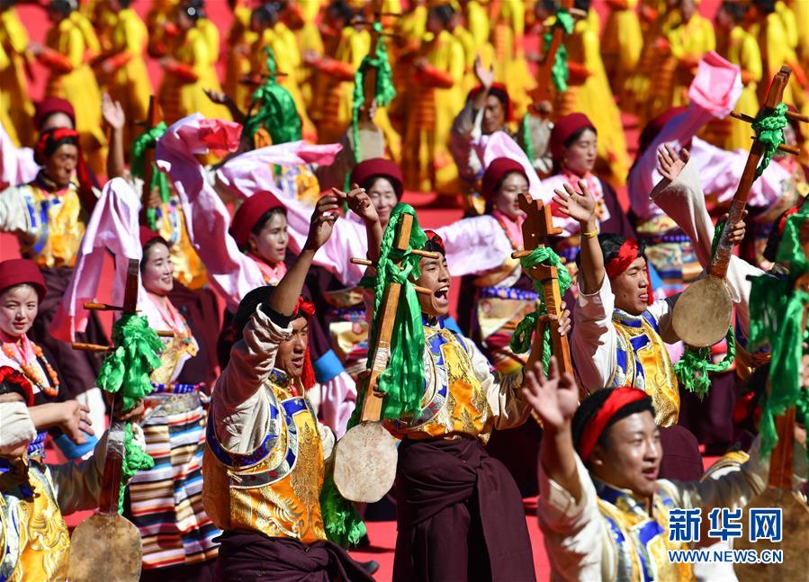 这是10月9日拍摄的西藏昌都解放70周年庆祝大会现场。 当日，西藏昌都解放70周年庆祝大会在昌都市举行。 新华社记者 晋美多吉 摄