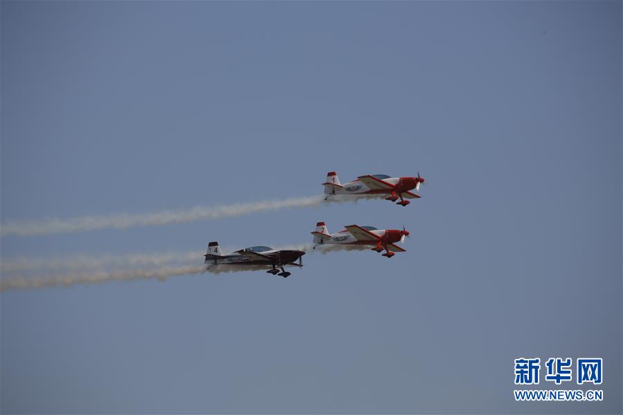 10月10日，在美国休斯敦航空展上，老式飞机进行模拟情景表演。 一年一度的休斯敦航空展10日至11日在休斯敦埃灵顿机场举行。受新冠疫情影响，主办方除了强调戴口罩和保持距离外，还改变了观看方式。观众驾车进入观看场地，车与车之间需要保持距离，不允许观众随意走动。 新华社发（劳承跃摄）