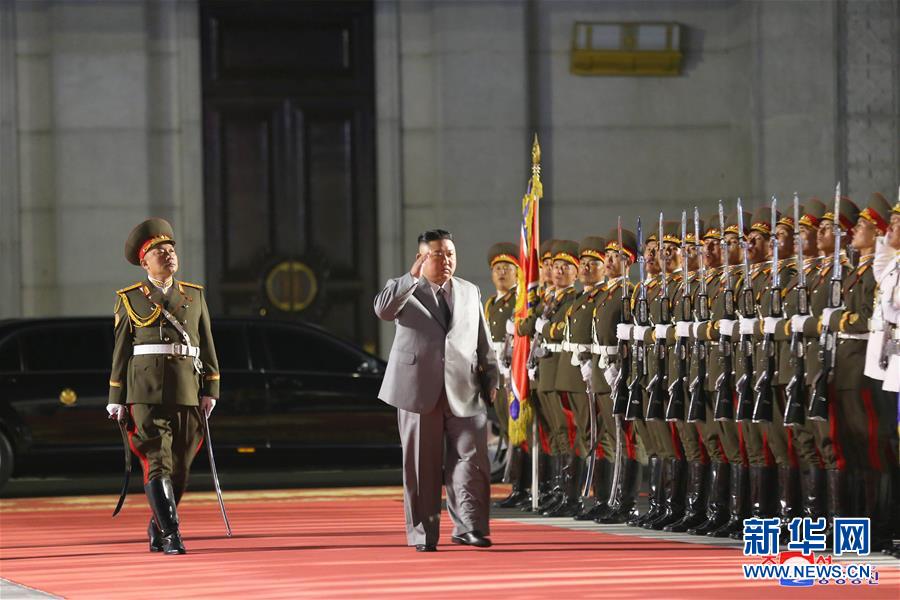 (新华网)朝鲜举行阅兵式庆祝劳动党建党75周年