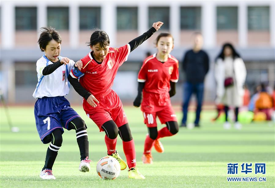 10月11日，呼和浩特市新城区苏虎街实验小学学生（红衣）在比赛中拼抢。 当日，2020年呼和浩特市“市长杯”校园足球联赛小学组比赛拉开战幕。 新华社发（王正 摄）