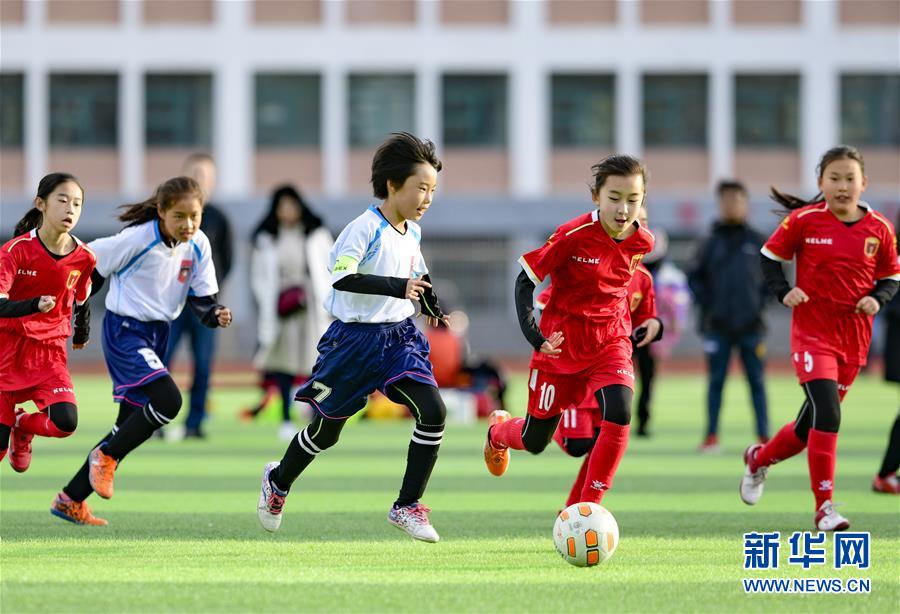 10月11日，呼和浩特市回民区县府街小学学生（白衣）在比赛中带球突破。 当日，2020年呼和浩特市“市长杯”校园足球联赛小学组比赛拉开战幕。 新华社发（王正 摄）