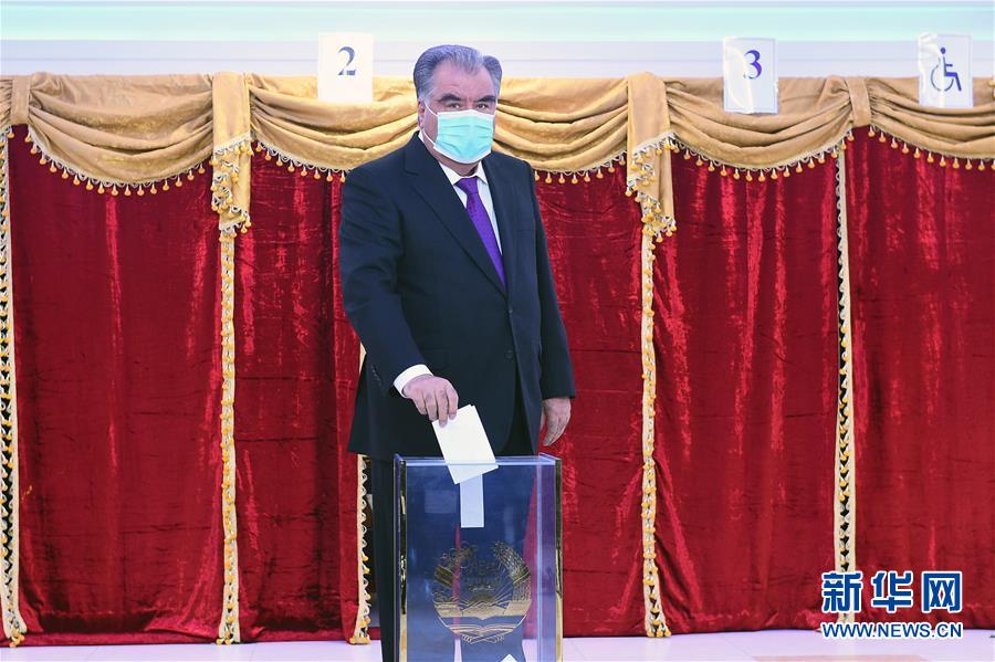 10月11日，塔吉克斯坦现任总统拉赫蒙在首都杜尚别参与投票。 塔吉克斯坦11日举行新一届总统选举，包括现任总统拉赫蒙在内的5位总统候选人参加竞选。总统选举的初步结果将于12日宣布，最终结果将在选举结束后两周内公布。 新华社发（塔吉克斯坦总统新闻局供图）