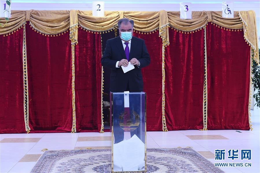 10月11日，塔吉克斯坦现任总统拉赫蒙在首都杜尚别参与投票。 塔吉克斯坦11日举行新一届总统选举，包括现任总统拉赫蒙在内的5位总统候选人参加竞选。总统选举的初步结果将于12日宣布，最终结果将在选举结束后两周内公布。 新华社发（塔吉克斯坦总统新闻局供图）