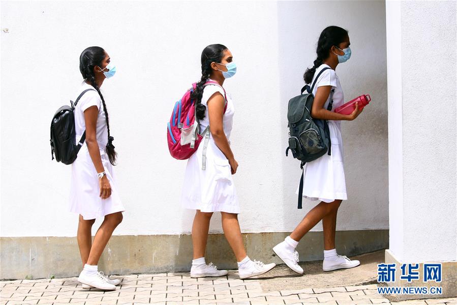 10月12日，在斯里兰卡科伦坡，参加考试的学生准备进入学校。 当天，斯里兰卡高级程度考试在严格的防疫措施下开始举行。 新华社发（阿吉特·佩雷拉摄）
