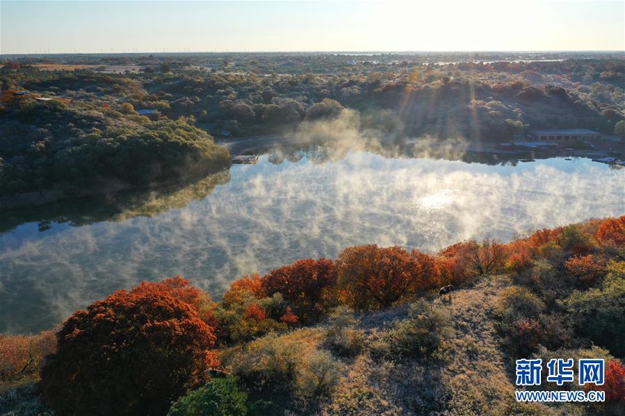 这是10月12日拍摄的大青沟国家级自然保护区小青湖秋景（无人机照片）。 眼下，位于内蒙古自治区通辽市科尔沁左翼后旗的大青沟国家级自然保护区秋意正浓，斑斓多彩的秋景令人陶醉。 新华社记者 刘懿德 摄