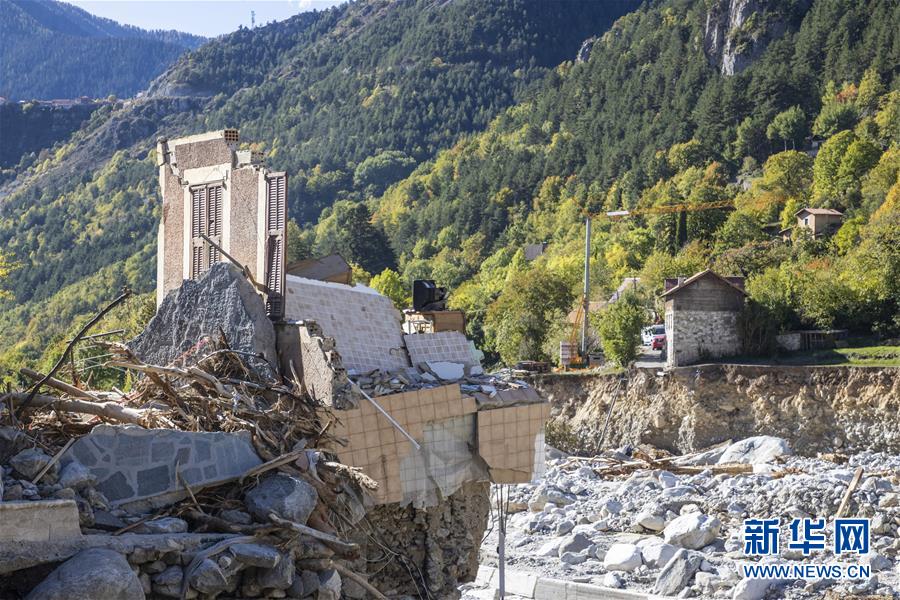 这是10月12日在法国南部城市尼斯附近的圣马丹韦叙比拍摄的洪灾过后的景象。 法国和意大利交界地区近期遭遇暴雨及洪水，造成法国境内多处房屋、桥梁和公路被毁。 新华社发（法布里斯·桑佩尔摄）