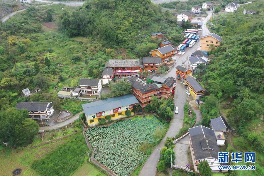 10月14日拍摄的贵州省遵义市播州区平正仡佬族乡乡村大舞台“山姑人家”（无人机照片）。家住贵州省遵义市播州区平正仡佬族乡的李月亚2009年下岗后，与妻子王世英一起，从卖米粉开始创业，积累资金后把仡佬族文化、农耕文化、红色文化融进他倾力打造的乡村大舞台“山姑人家”。在民族文化专家的支持下，先后编排了《山姑情缘》《仡佬神韵》《送红军》等原生态大型实景体验剧，每年上演200多场，使“山姑人家”成为黔北闻名的乡村大舞台。经过11年的艰苦创业，“山姑人家”已从最初40平方米的小店，发展到现在占地20余亩的民族特色山庄。如今，李月亚为带动更多的村民致富，还发展了养猪、农产品加工服务等产业。新华社记者 杨楹 摄