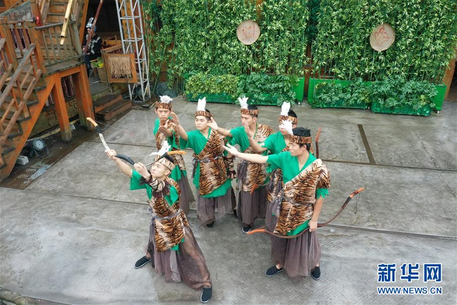 10月14日，村民在贵州省遵义市播州区平正仡佬族乡乡村大舞台“山姑人家”表演《仡佬神韵》（无人机照片）。新华社记者 杨楹 摄