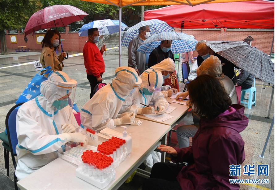 10月14日，市民在青岛市市北区东莞路文化广场检测点进行核酸检测采样。 当日，青岛市卫生健康委员会在新闻发布会上通报，截至10月14日18时，青岛全员核酸检测已采样882万余份，已出结果541万余份，未发现新的阳性样本。 新华社记者 李紫恒 摄