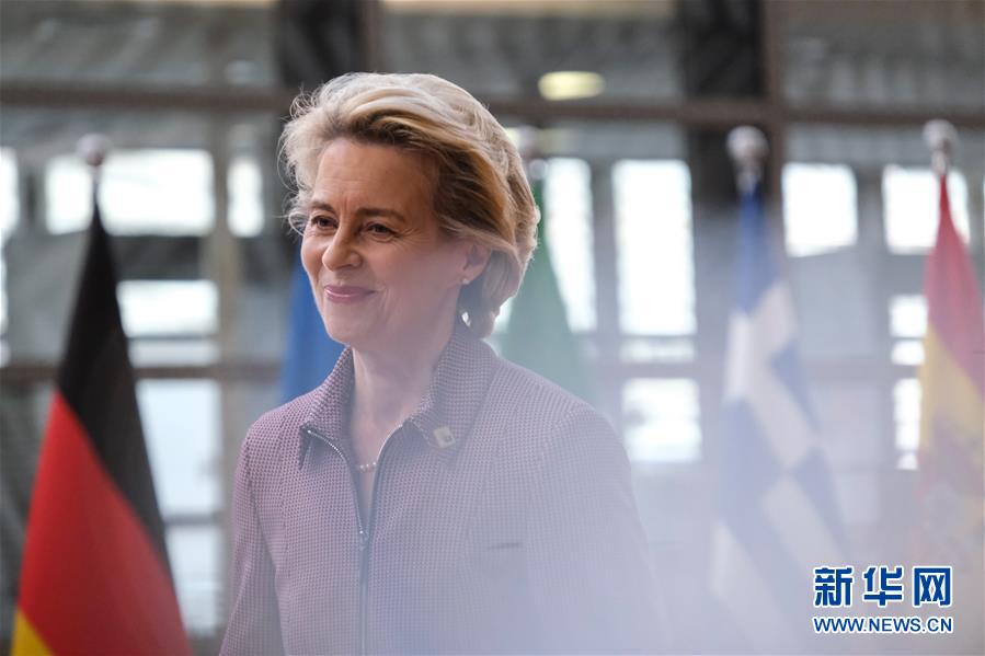 10月15日，欧盟委员会主席冯德莱恩抵达比利时布鲁塞尔的欧盟总部，准备出席欧盟秋季峰会。 欧盟委员会主席冯德莱恩15日在推特上说，因一名办公室职员新冠病毒检测结果呈阳性，她决定从即日起进行自我隔离。 新华社发（欧盟供图）