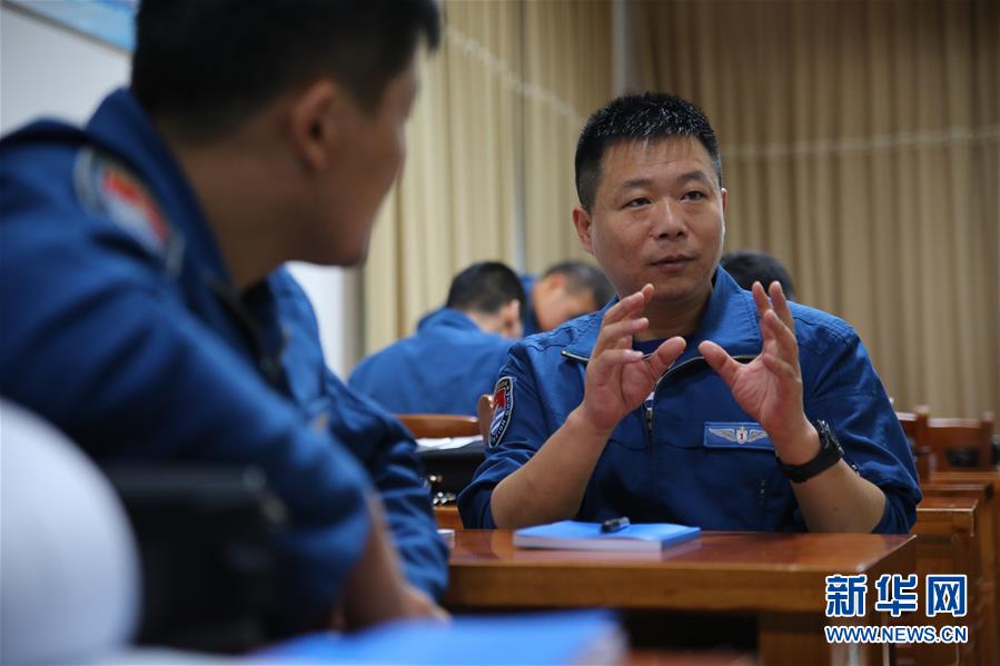 (在习近平强军思想指引下·我们在战位报告·图文互动)(4)侦天探海 狩猎海空——南部战区海军航空兵某师加速转型提升新质战斗力记事