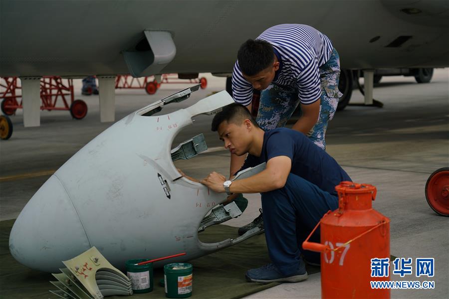 (在习近平强军思想指引下·我们在战位报告·图文互动)(5)侦天探海 狩猎海空——南部战区海军航空兵某师加速转型提升新质战斗力记事