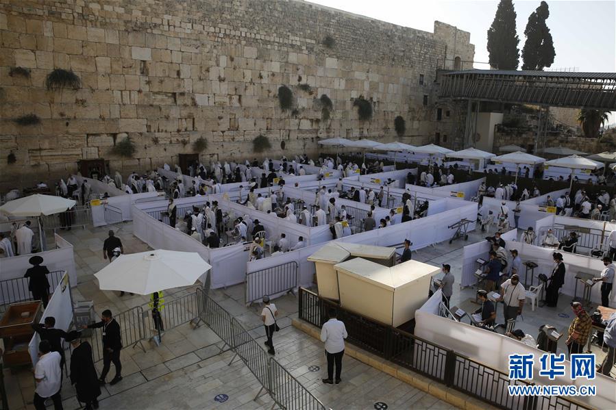 10月19日，人们在耶路撒冷老城重新开放的西墙广场祈祷。 为了遏制新冠病毒的传播，耶路撒冷从9月18日起再度实施“封城”。从10月18日起，耶路撒冷开始实施“封城”退出计划第一阶段的措施，放松相关的限制性措施。 新华社发（吉尔·科恩·马根摄）