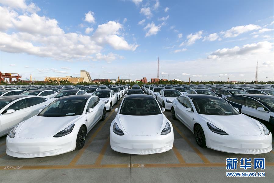 10月19日在上海市外高桥港区拍摄的准备出口欧洲的特斯拉Model 3。 当日，电动汽车企业特斯拉宣布中国制造Model 3首次出口欧洲，销往德国、法国、意大利、西班牙、葡萄牙、瑞士等国家。特斯拉上海超级工厂已于2020年10月启动整车出口业务，出口的车辆为Model 3标准续航升级版，与供应中国市场的车型保持一致。 新华社记者 王翔 摄