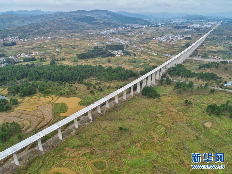(经济)(2)贵南高铁加紧建设施工