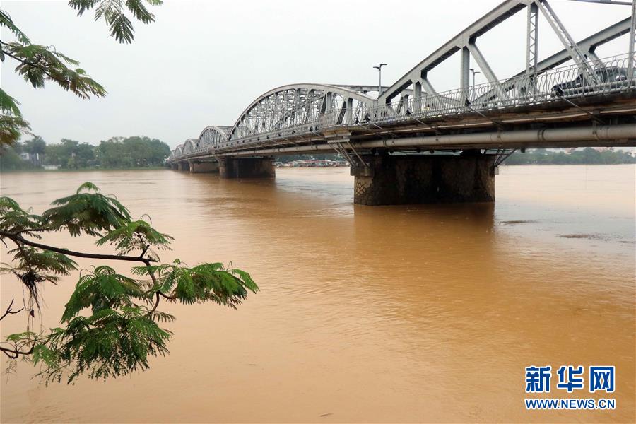 这是10月20日在越南中部承天-顺化省拍摄的洪水泛滥的香江。 越南预防自然灾害中央指导委员会20日发布消息说，越南中部和西原地区连日来暴雨导致的洪水、山体滑坡等相关灾害已造成105人死亡，另有27人失踪。 新华社/越通社
