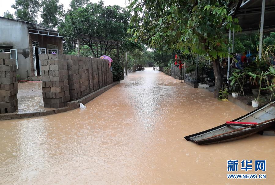 这是10月20日在越南中部广治省拍摄的受洪灾影响的城镇地区。 越南预防自然灾害中央指导委员会20日发布消息说，越南中部和西原地区连日来暴雨导致的洪水、山体滑坡等相关灾害已造成105人死亡，另有27人失踪。 新华社/越通社