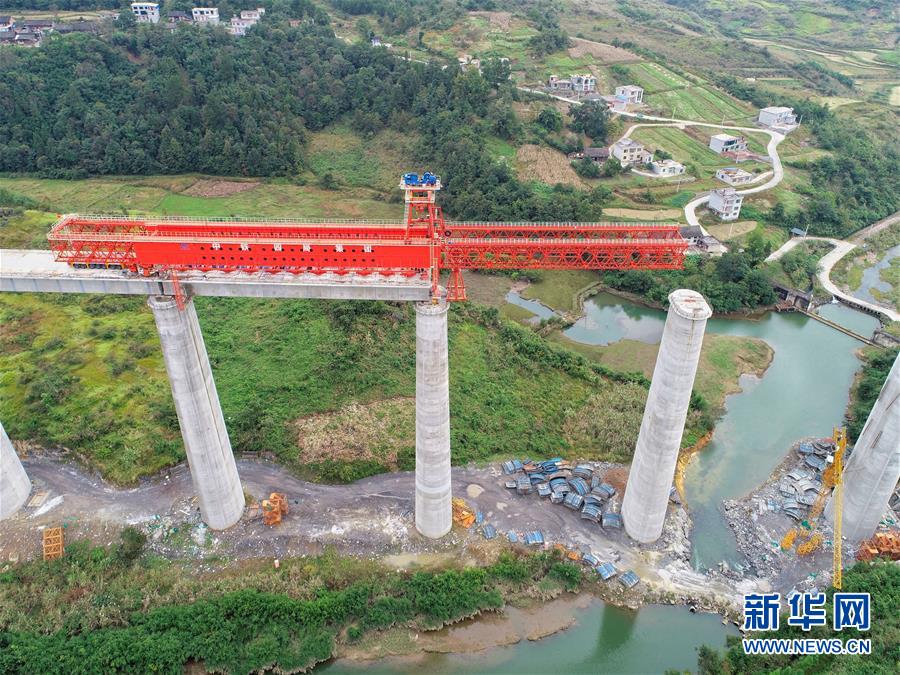 这是由中铁四局建设的位于贵州省独山县的贵南高铁银坡河特大桥（10月20日摄，无人机照片）。 贵（贵阳）南（南宁）高铁是我国“八纵八横”高速铁路主通道包头至海口通道的重要组成部分，也是西南地区首条设计时速350公里的高速铁路。目前，中铁四局等建设单位抢抓工期全力施工。 新华社记者 刘续 摄