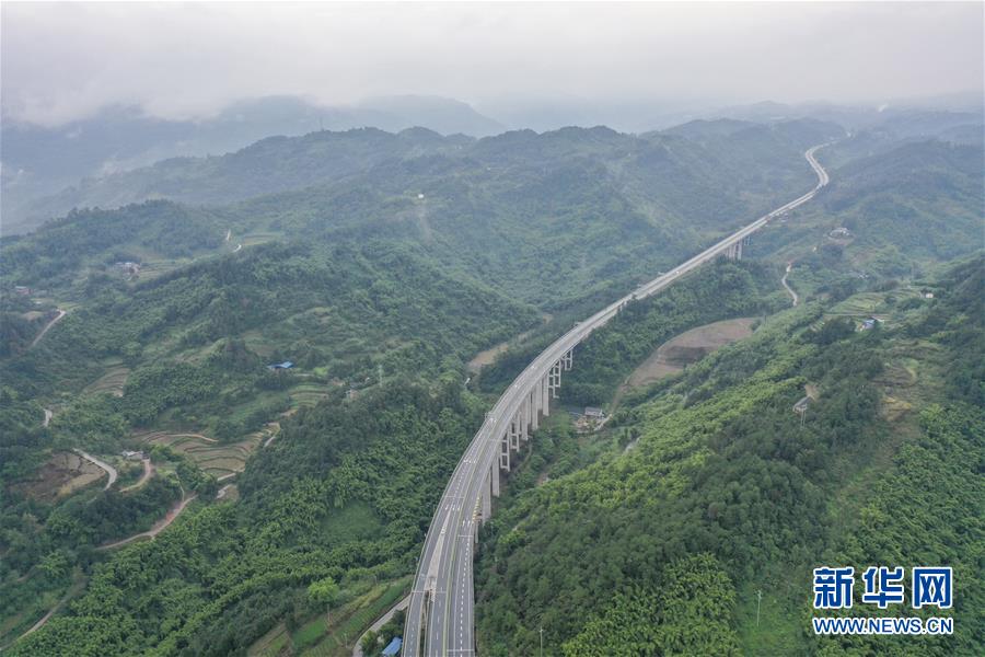 （经济）（2）重庆：南两高速建成通车