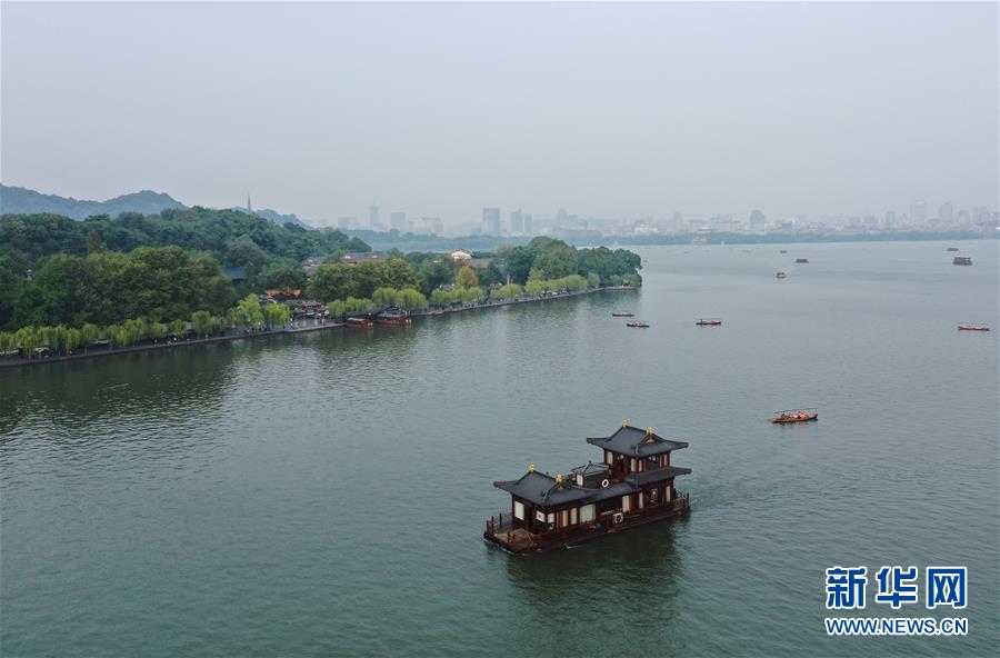10月22日，游船在西湖上行驶（无人机照片）。 近日，随着气温降低，杭州西湖初露秋色，显出迷人风韵。 新华社记者 翁忻旸 摄