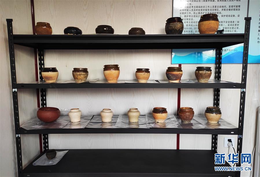 这是杨柳青大运河国家文化公园考古发掘区出土的部分釉陶罐和白瓷罐（10月21日摄）。  新华社发（天津市文化遗产保护中心供图）