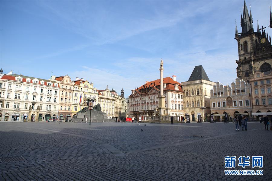 10月22日，捷克首都布拉格的老城广场行人稀少。 由于近期疫情显著反弹，捷克政府宣布从22日起大部分商铺歇业并限制居民非必要出行。 新华社发（达娜·科什奈洛娃摄）