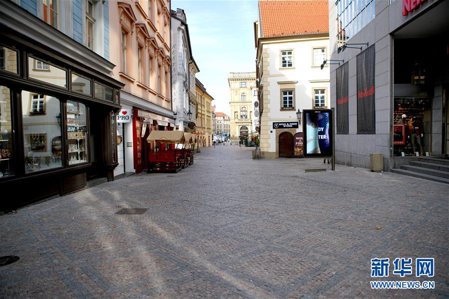 10月22日，捷克首都布拉格一条商业街的店铺关门歇业。 由于近期疫情显著反弹，捷克政府宣布从22日起大部分商铺歇业并限制居民非必要出行。 新华社发（达娜·科什奈洛娃摄）