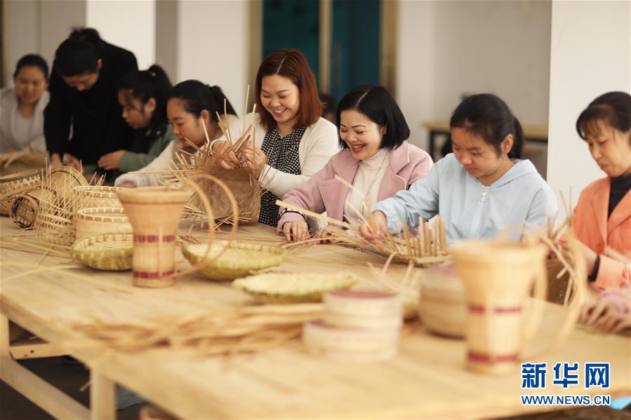 #(社会)(2)贵州赤水:“指尖技艺”促增收