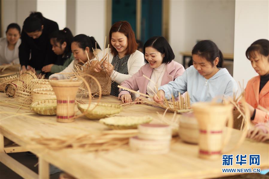 #（社会）（2）贵州赤水：“指尖技艺”促增收 