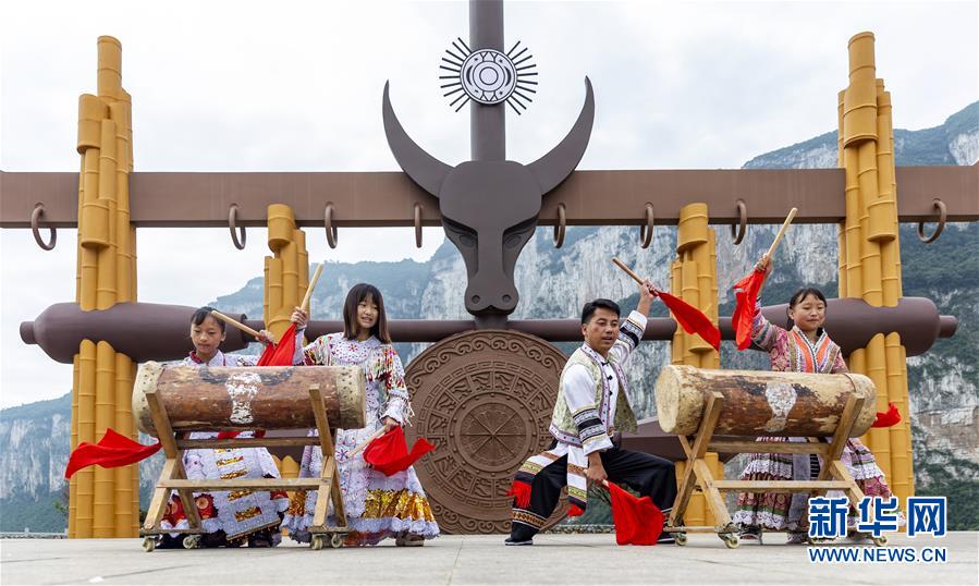 贵州省毕节市黔西县新仁苗族乡化屋村，苗族村民跳起欢快芦笙打鼓舞欢迎游客（2019年7月14日摄）。新华社发（范晖 摄）