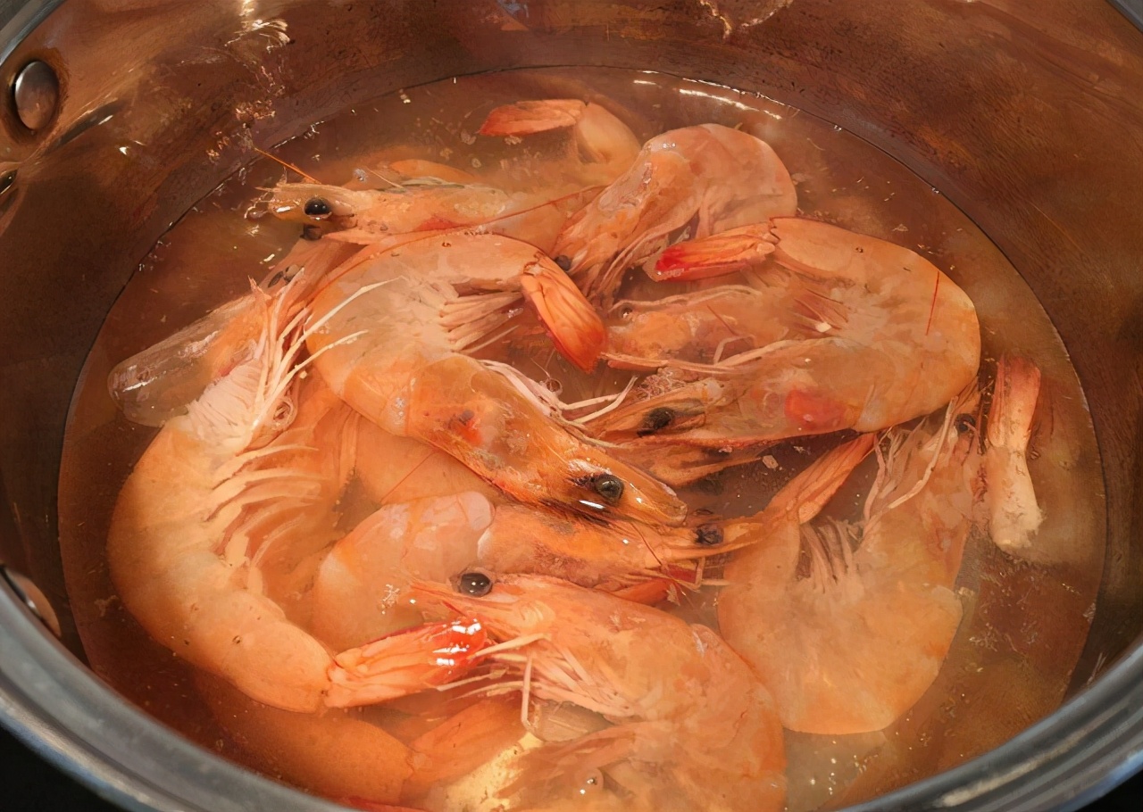 清水煮虾，牢记这4个诀窍，虾肉鲜嫩不老不柴，不带一点腥味