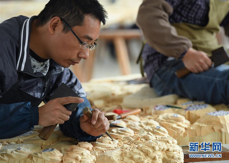 工作人员在亚太地区手工艺大师、中国工艺美术大师陆光正的创作室内雕刻作品（10月19日摄）。 新华社记者 翁忻旸 摄